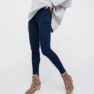 Free People • Easy Goes It Skinny Frayed Jeggings
